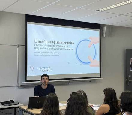 Wilfried Symphor présentant un cours sur l'insécurité alimentaire devant des étudiants